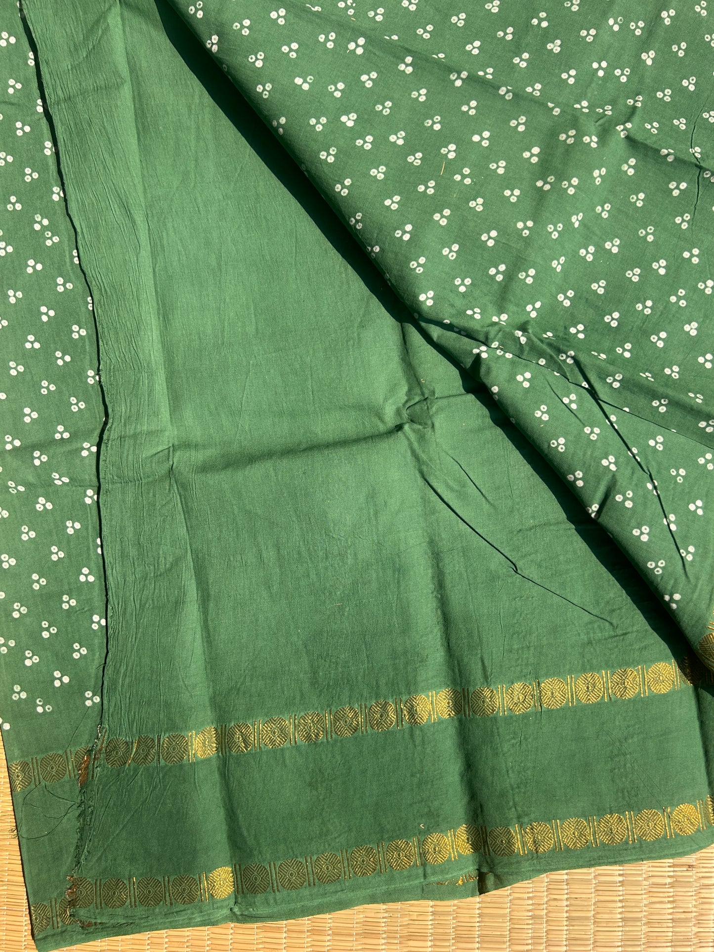 Green 120 count wax sungudi cotton saree (three dot)