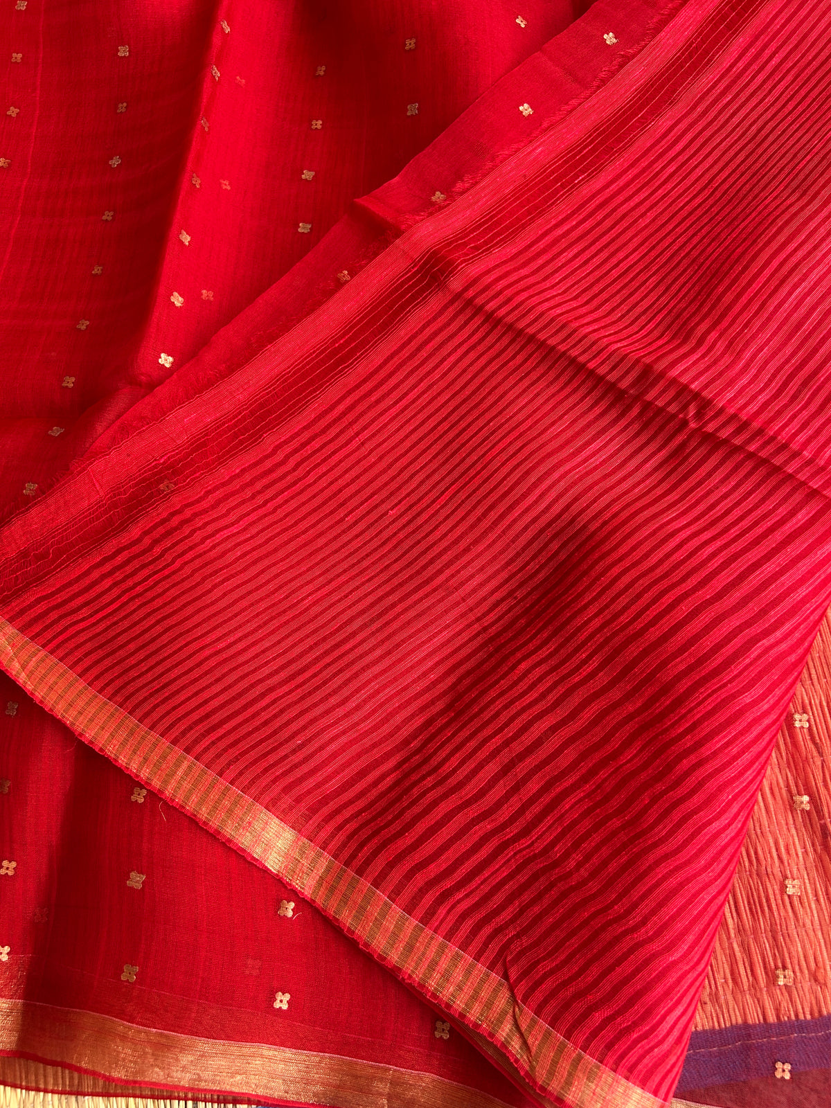 Red muslin silk jamdani saree with pocket sequence work - with silkmark