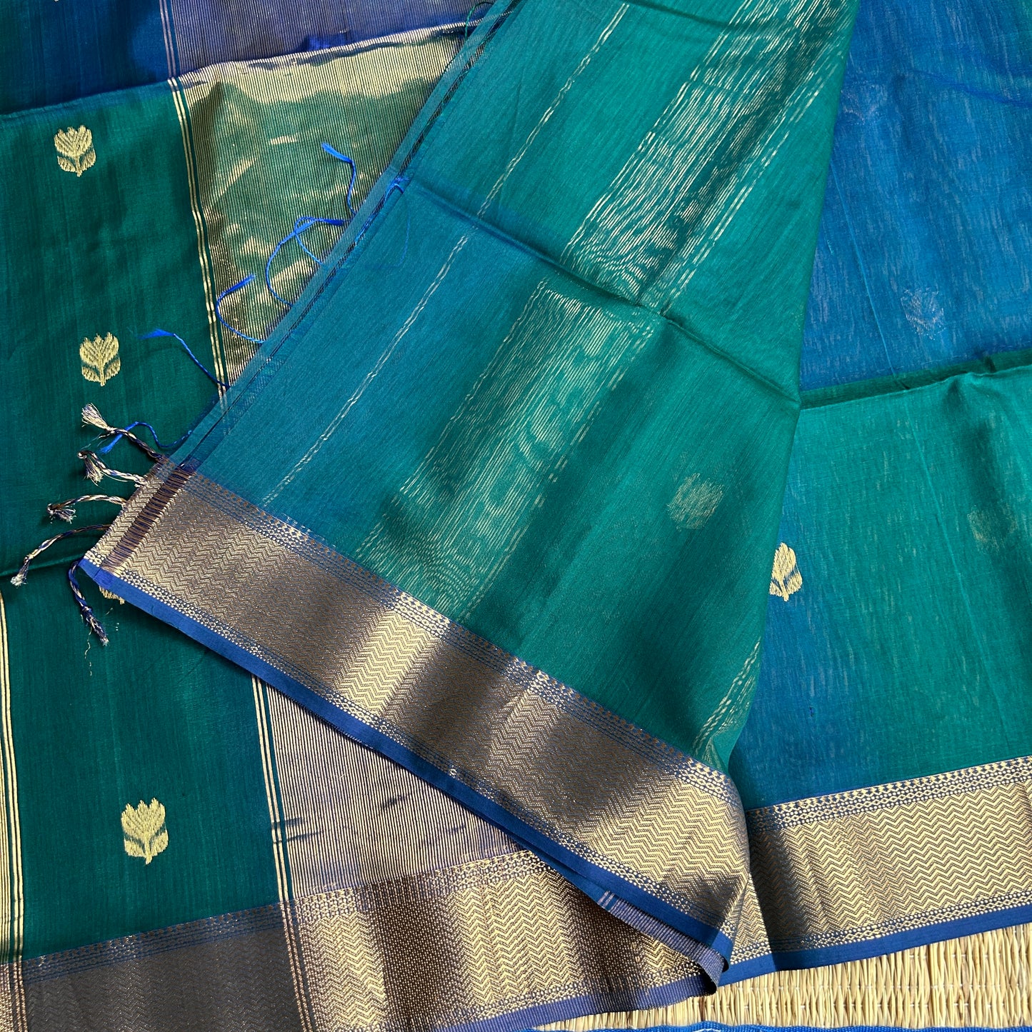 Peacock green & blue dual tone Maheshwari handloom saree with flower motifs