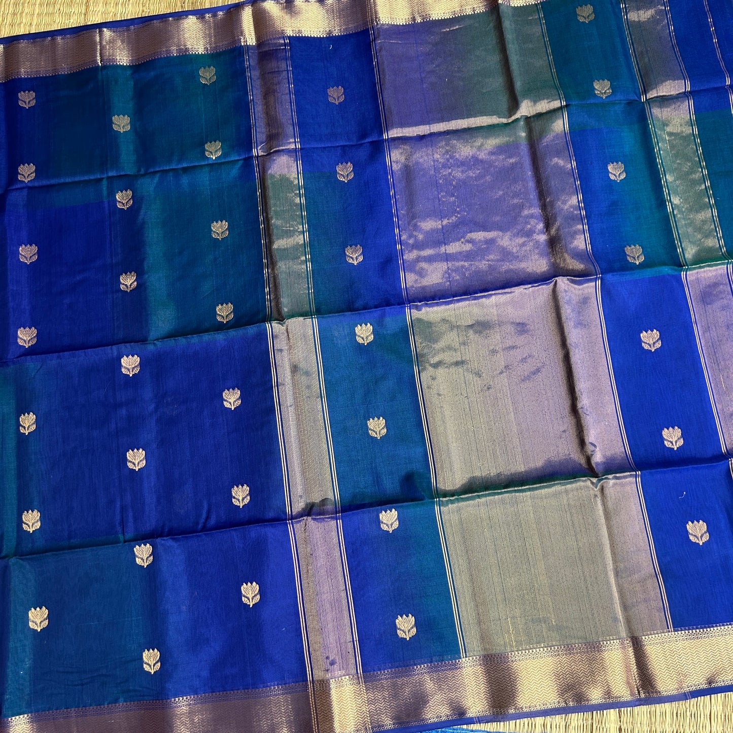 Royal blue & emerald teal dual tone Maheshwari handloom saree with flower motifs