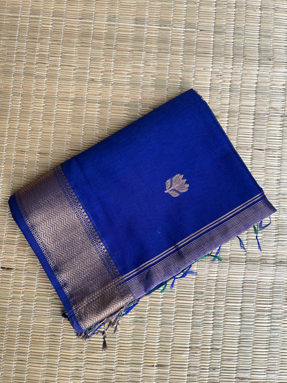Royal blue & emerald teal dual tone Maheshwari handloom saree with flower motifs