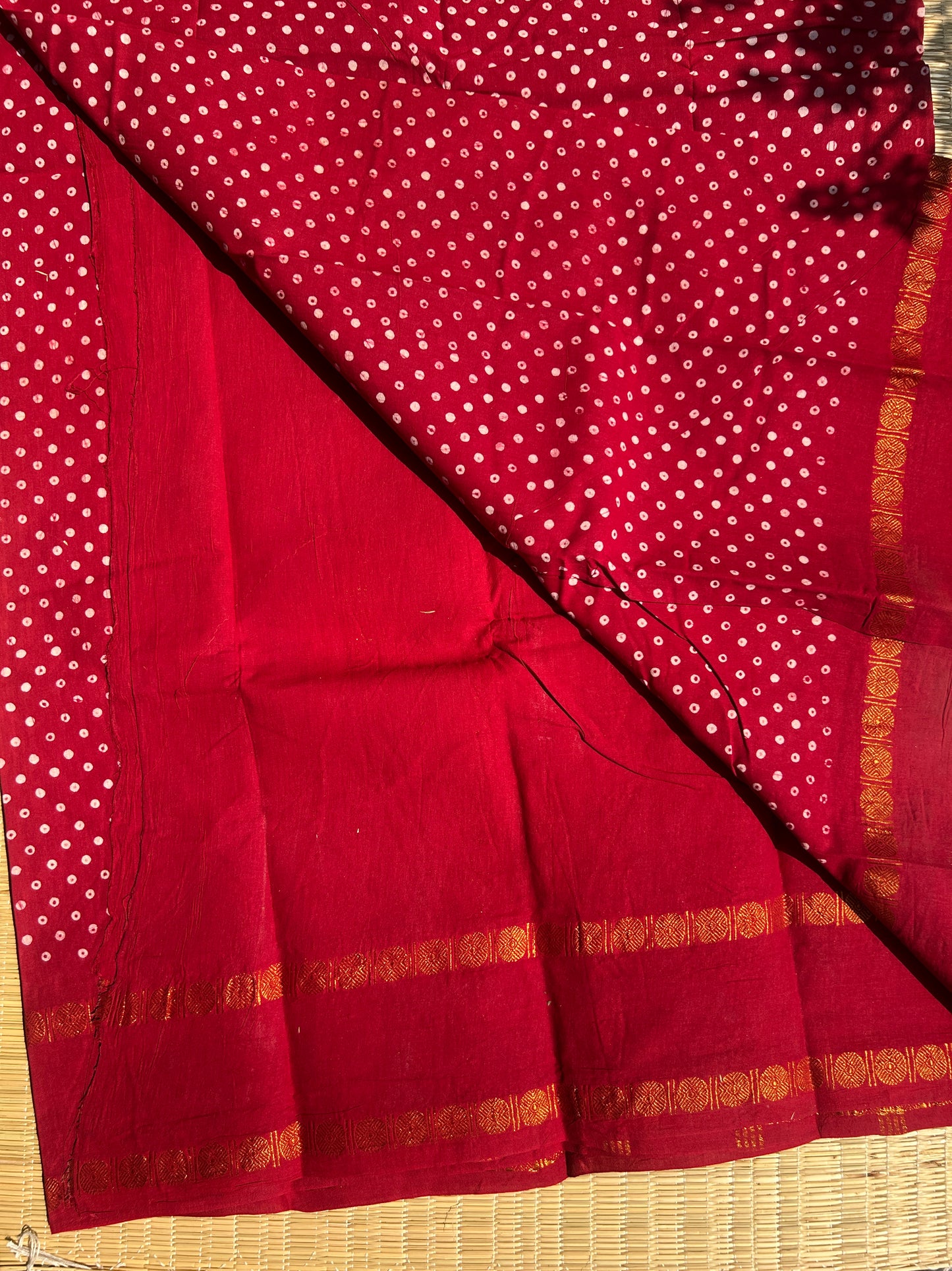 Dark Kumkum red 120 count wax sungudi cotton saree (single dot)