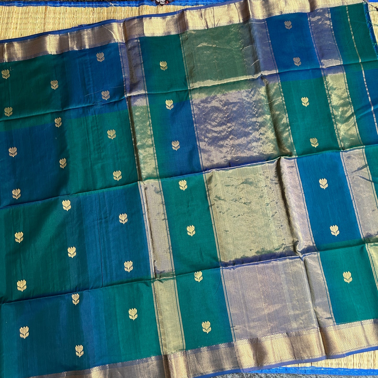 Peacock green & blue dual tone Maheshwari handloom saree with flower motifs