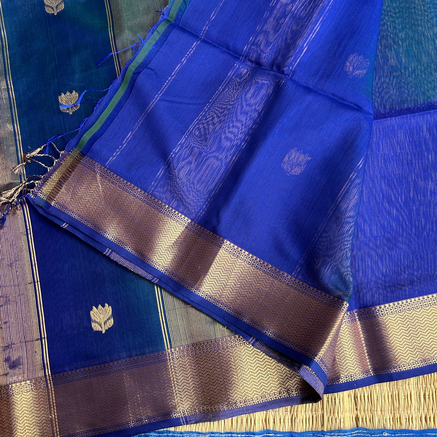 Royal blue & emerald teal dual tone Maheshwari handloom saree with flower motifs